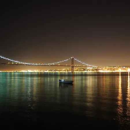 בית הארחה The 8 - Downtown 4*