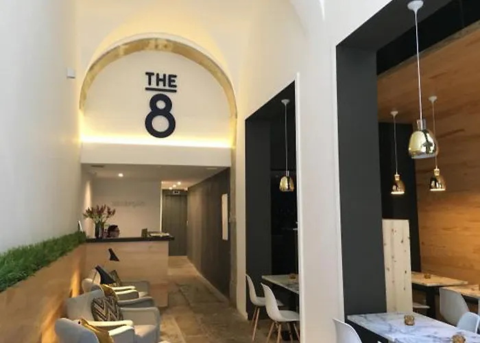 8号市区套房酒店